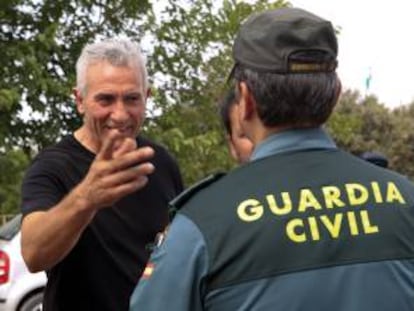 El líder jornalero del Sindicato Andaluz de Trabajadores (SAT) Diego Cañamero (i), conversa con un capitán de la Guardia Civil durante la ocupación de la finca propiedad del Ministerio de Defensa "Las Turquillas" en la provincia de Sevilla. EFE/Archivo