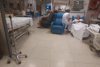 Pacientes en varias zonas de las urgencias del hospital madrileño de La Paz, en una imagen cedida por los trabajadores.