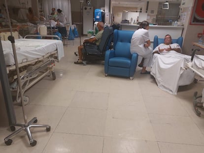 Pacientes en varias zonas de las urgencias del hospital madrileño de La Paz, en una imagen cedida por los trabajadores.