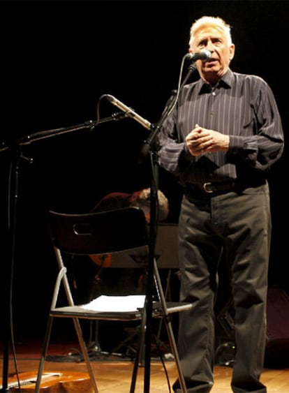 Raimon, durante el concierto que ha ofrecido en la Universidad Complutense de Madrid