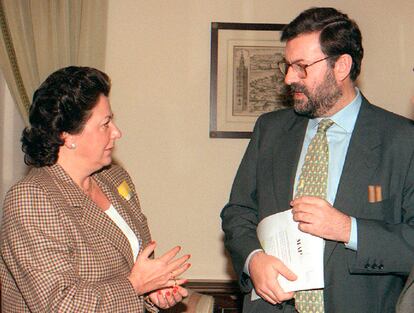 Mariano Rajoy junto a Rita Barberá tras una entrevista en 1996.