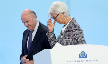 El vicepresidente del BCE, Luis de Guindos, junto a la presidenta de la entidad, Christine Lagarde, durante la rueda de prensa de política monetaria de julio en Fráncfort.