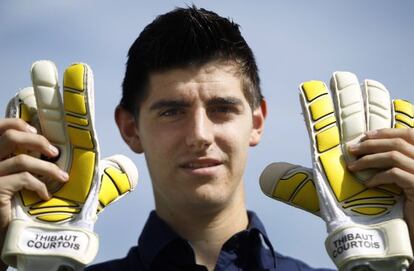 Courtois posa con sus guantes.