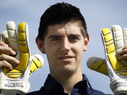 Courtois posa con sus guantes.