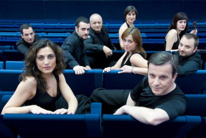 Componentes del grupo Acetre, que inaugura esta noche la Mostra Portuguesa en el Círculo de Bellas Artes.