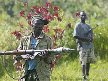 Un miliciano lendu con un lanzador de granadas anticarro hace guardia en las afueras de Bunia.