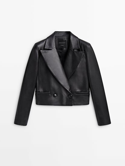 La ‘blazer cropped’ lleva varias temporadas arrasando entre las ‘insiders’ y, ahora, Massimo Dutti crea su versión en cuero, aunando así, dos de los grandes ‘must’ de la temporada en materia de chaquetas. 349 €