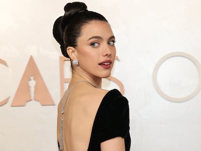 El escote de la espalda de Margaret Qualley cedía todo el protagonismo a su collar, rematado con un colgante.