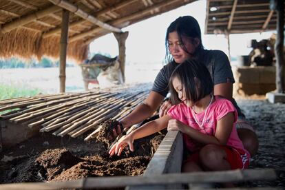 La beneficiaria de un proyecto de medios productivos para superar desastres naturales desarrollado por la AECID en la provincia filipina de Nueva Ecija.