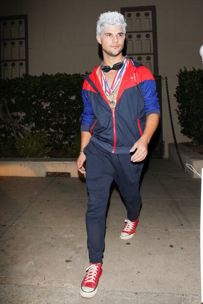 En el Día de los Muertos del año pasado, el actor Taylor Lautner decidió pintarse el pelo y colgarse una medalla para parecerse al nadador olímpico estadounidense Ryan Lochte.