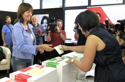 Idoia Mendia deposita su voto durante las elecciones que celebra el partido para elegir al secretario general del partido.