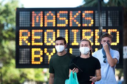 Varios jóvenes protegidos con mascarillas en la ciudad de Charleston, Carolina del Sur (EE UU). El país con más contagios y muertes sigue siendo Estados Unidos, con más de 3,7 millones de casos y más de 140.000 fallecidos por causas relacionadas con el coronavirus.