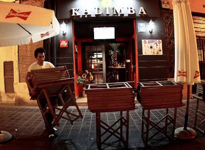 Un camarero recoga, a las 11 de la noche del pasado martes, la terraza de uno de los locales de la calle de Juan Llorens.