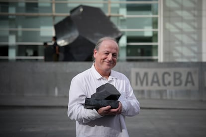 El artista vasco Ibon Aranberri sostiene el Premio Fundación MACBA en la plaza frente al museo en Barcelona.