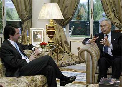 José María Aznar y Colin Powell, ayer, en el palacio de la Moncloa.