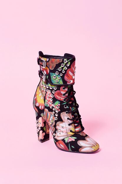 Estampado de flores de 
colores sobre ante negro. 
El zapato está decorado con hebillas y sus tacones son altos y anchos. De 
Giuseppe Zanotti Design. 