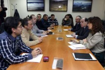 El consejero de Economía y Empleo de Castilla y León, Tomás Villanueva (2d), durante la reunión que mantuvo en Valladolid con los sindicatos de las empresas mineras. EFE/Archivo