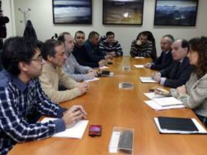 El consejero de Economía y Empleo de Castilla y León, Tomás Villanueva (2d), durante la reunión que mantuvo en Valladolid con los sindicatos de las empresas mineras. EFE/Archivo