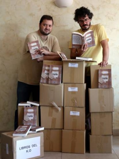Desde la izquierda, los editores Alberto Saez y Emilio Sánchez con lotes de 'Fariña'