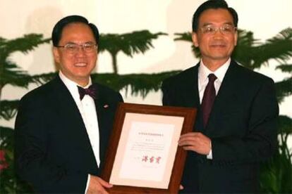 El primer ministro chino, Wen Jiabao (derecha), junto al jefe de Gobierno de Hong Kong, Donald Tsang.