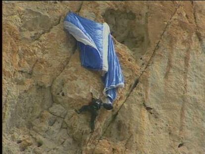 Rescatan a una parapentista atrapada en la ladera del Peñón de Ifach en Denia