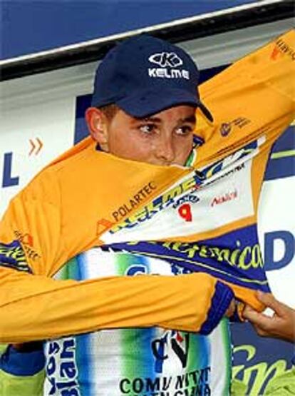 Óscar Sevilla se enfunda el <i>maillot</i> oro por quinto día consecutivo en la Vuelta.