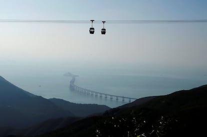 La integración territorial que supondrá este puente ha sido también foco de críticas en Hong Kong por parte de grupos de la oposición y colectivos que temen que el acercamiento comercial venga acompañado de más presión política sobre el territorio, que disfruta de una amplia autonomía del régimen comunista chino merced al principio de "un país, dos sistemas".