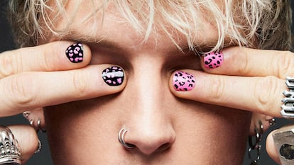 El rapero Machine Gun Kelly apela a la individualidad con su colorida colección de esmaltes.