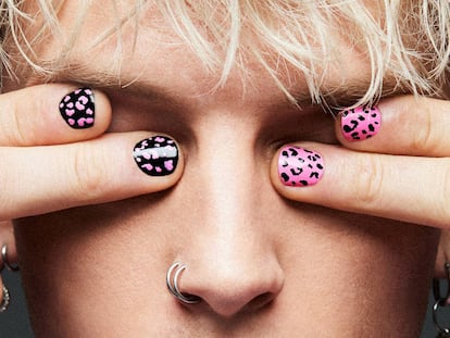 El rapero Machine Gun Kelly apela a la individualidad con su colorida colección de esmaltes.