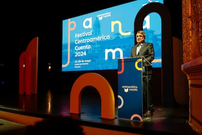 El presidente del Festival Centroamérica Cuenta 2024, Sergio Ramírez, habla durante la inauguración de la XI edición de Centroamérica Cuenta.