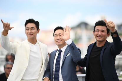 De derecha a izquierda, el actor surcoreano Ju Ji-Hoon, el director surcoreano Yoon Jong-Bin, y los actores surcoreanos Lee Sung-Min y Hwang Jung-Min posan durante el pase gráfico de la película 'The Spy Gone North (Gongjak)' que compite en la sección Proyecciones Especiales, el 11 de mayo de 2018.