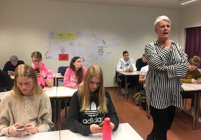 A professora Hanna Björg Vilhjálmsdóttir durante sua aula de gênero em uma escola.