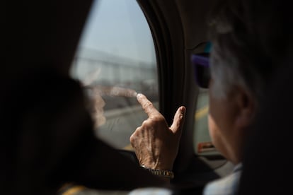 Terri Suess señala el aeropuerto internacional Liberty, donde ha presenciado el traslado en grandes furgonetas de migrantes detenidos en Delaney Hall.