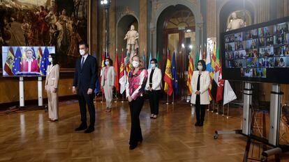 El presidente del Gobierno, Pedro Sánchez, con varios de sus ministros antes de la XXIII conferencia de presidentes, este lunes.