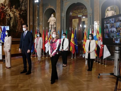 El presidente del Gobierno, Pedro Sánchez, con varios de sus ministros antes de la XXIII conferencia de presidentes, este lunes.