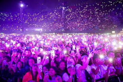 Miles de personas graban con sus móviles el inicio del concierto del cantante español Rels B en el Foro Sol.