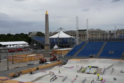 Trabajadores en la sede olímpica de 'La Concorde' el miércoles 3 de julio de 2024 en París.