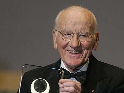 Victor A. McKusick muestra un premio recibido en 2008.