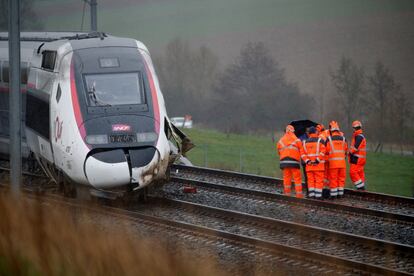 Varios empleados trabajan en el lugar donde ha descarrilado un tren de alta velocidad operado por la compañía estatal de ferrocarriles SNCF, en Ingenheim (Francia).