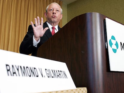 El presidente de Merck, Raymond V. Gilmartin, anuncia la retirada del antiinflamatorio Vioxx en septiembre pasado.