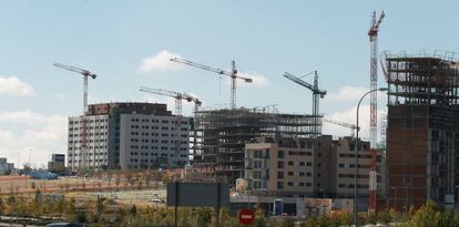 Viviendas en construcci&oacute;n en Valdebebas, Madrid.