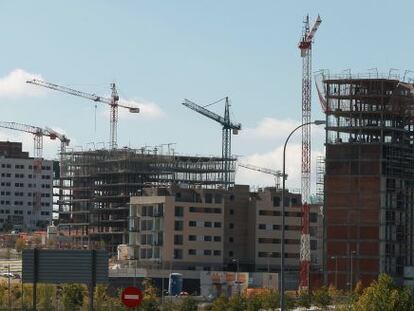 Viviendas en construcci&oacute;n en Valdebebas, Madrid.