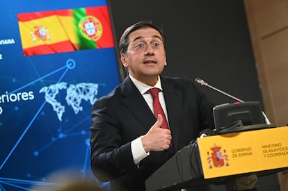 El ministro de Asuntos Exteriores, José Manuel Albares, este lunes, durante la rueda de prensa en el Palacio de Viana en Madrid.