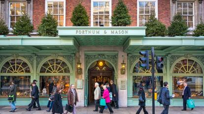 Fachada de la tienda Fortnum and Mason, junto a Piccadilly Circus, en Londres, la preferida de la Casa Real británica.
