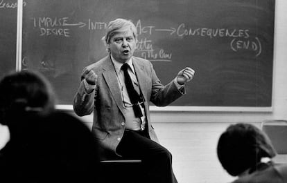 William H. Gass impartiendo una clase en Washington University.