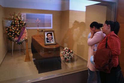 Las hermanas de Erika Mejía, fallecida a causa de coronavirus a los 37 años, llorando minutos antes de ser incinerada, el 18 de mayo.