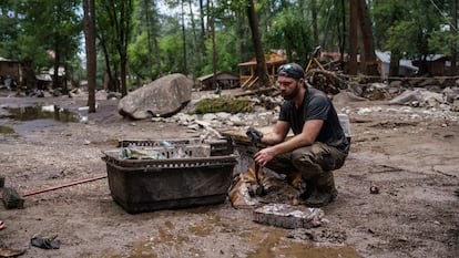 Un hombre rescata sus pertenencias anegadas de su apartamento, inundado por las crecidas repentinas del río Ruidoso, este miércoles en Nuevo México.