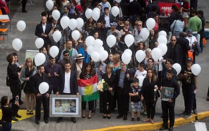 Tima Kurdi, con un ramo, en un homenaje al ni&ntilde;o en Vancouver.