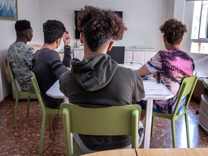 Menores extranjeros no acompañados en uno de los pisos tutelados de la Generalitat Valenciana.