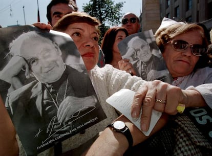 Dos mujeres sujetan una fotograf&iacute;a del cardenal Ra&uacute;l Silva Henr&iacute;quez, fallecido en 1999.